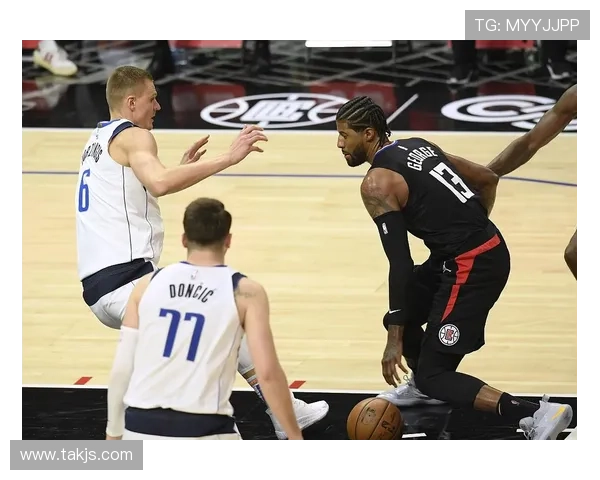 詹姆斯破门卢卡救主 阿德莱德联平惠灵顿